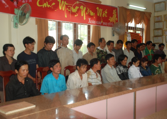 Phá trường gà, hơn 30 người bị bắt, "biện gà" bỏ trốn