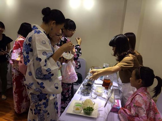 Khách tham dự sự kiện được mặc trang phục Yukata và thưởng thức các món ăn Nhật.