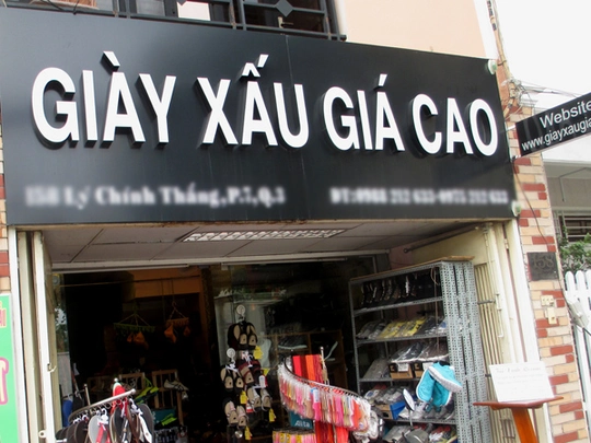 Tên shop là “Giày xấu giá cao” nhưng thực chất cửa hàng chuyên bán những đôi giày hàng hiệu.