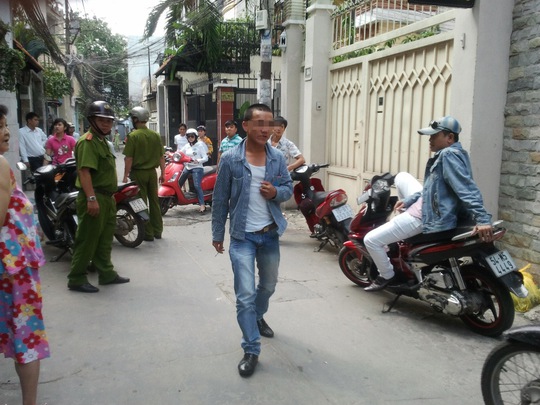 Công an ngăn chặn vụ đòi nợ thuê tại nhà 1 người dân trên đường Hồ Biểu Chánh, quận Phú Nhuận, TP HCM. Ảnh: Tân Tiến