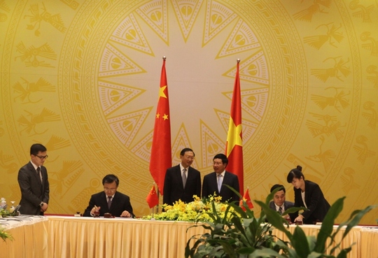 Phó Thủ tướng, Bộ trưởng Ngoại giao Phạm Bình Minh và Uỷ viên Quốc vụ Dương Khiết Trì chứng kiến lễ ký kết Biên bản Phiên họp lần thứ 7 Uỷ ban chỉ đạo hợp tác song phương Việt Nam - Trung Quốc
