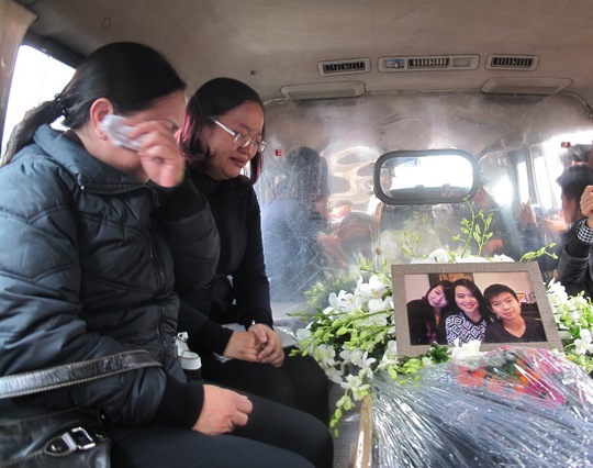 Sau khi làm thủ tục, di hài của 3 nạn nhân được đưa lên xe để về nhà tang lễ Phùng Hưng (Hà Nội)