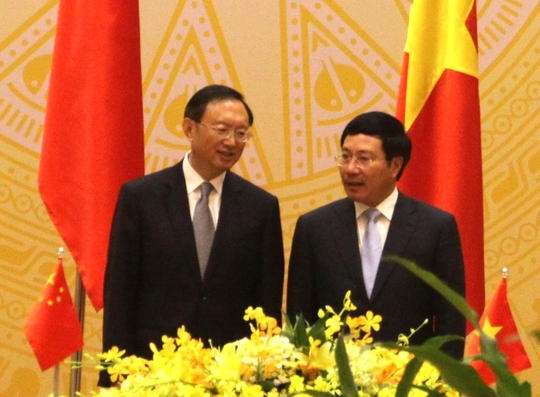 Phó Thủ tướng, Bộ trưởng Ngoại giao Phạm Bình Minh và Uỷ viên Quốc vụ Dương Khiết Trì trò chuyện tại phiên họp