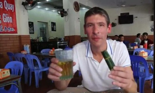 Bia hơi và nem chua, một sự kết hợp hoàn hảo - đại sứ Anh Giles Lever tại một quán bia trên phố Tăng Bạt Hổ, Hà Nội. Ảnh cắt từ clip của Đại sứ quán Anh