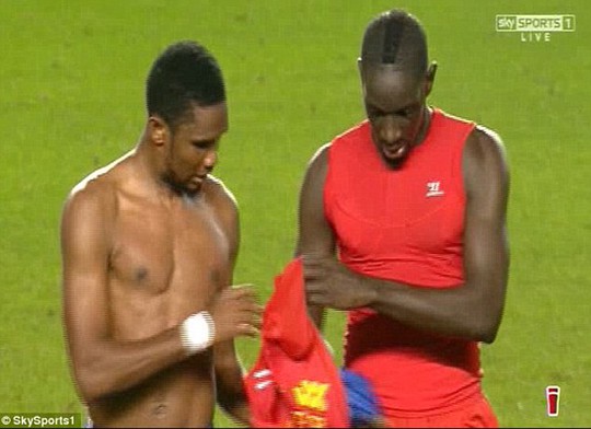 Sakho (phải) đổi áo với Etoo của Chelsea mùa rồi