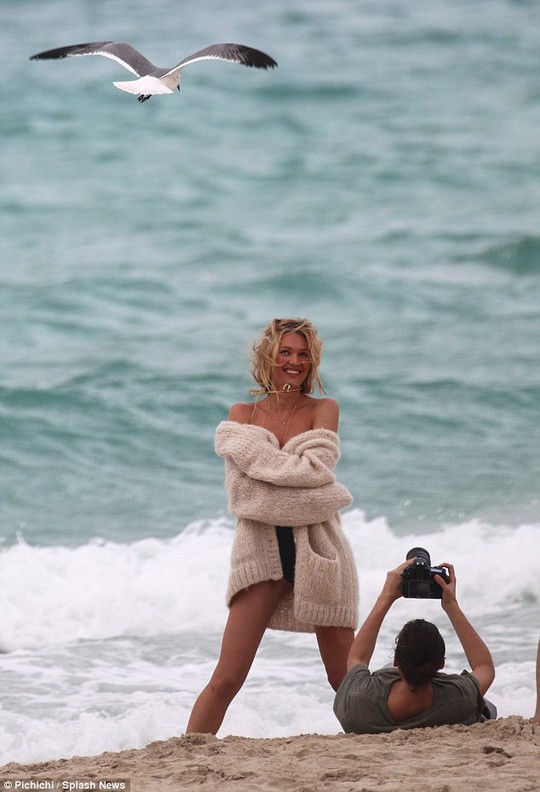 “Thiên thần” Candice Swanepoel quyến rũ trước biển