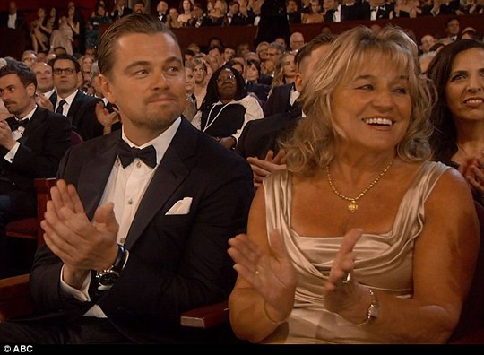 Leonardo dự Oscar 2014 cùng mẹ
