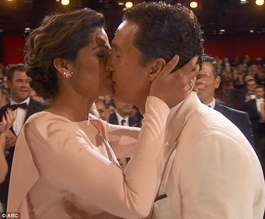 Matthew McConaughey nhận thêm nụ hôn nồng nàn từ vợ