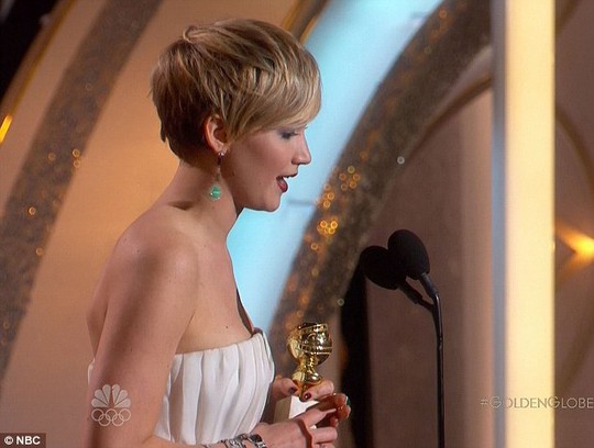Jennifer Lawrence “phá đám” Taylor Swift