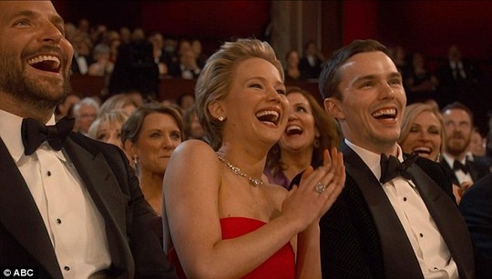 Jennifer Lawrence lại “vồ ếch” ở Oscar 2014