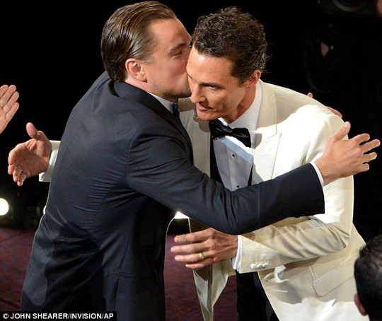 Leonardo DiCaprio hôn lên Matthew McConaughey chúc mừng thắng giải