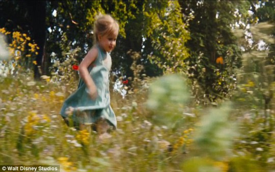 Cô bé Vivienne vào vai công chúa Aurora khi bé