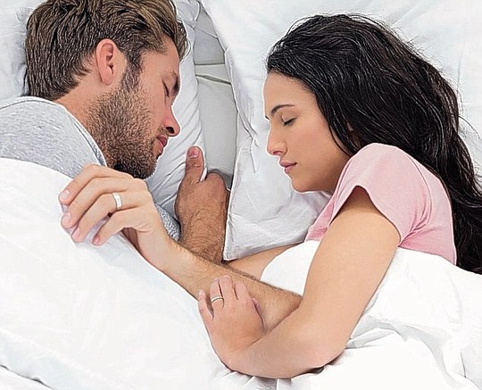 Chỉ 4% các cặp đôi ngủ tư thế mặt đối mặt