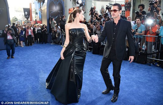Angelina Jolie hạnh phúc khoe con trai cả có bồ