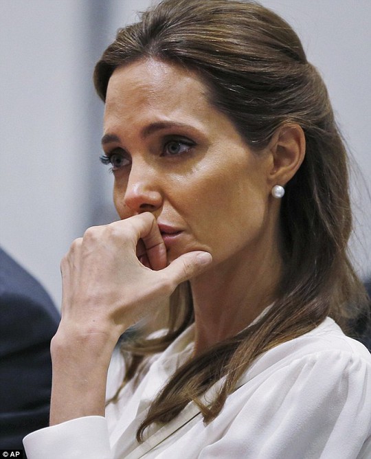 Angelina Jolie xúc động