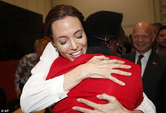 Angelina ôm lấy các đại biểu