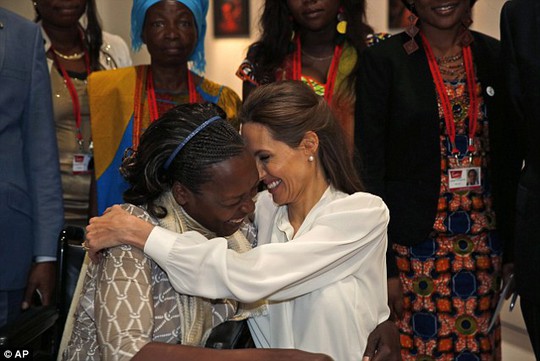 Angelina Jolie rơi nước mắt nghe chuyện hiếp dâm
