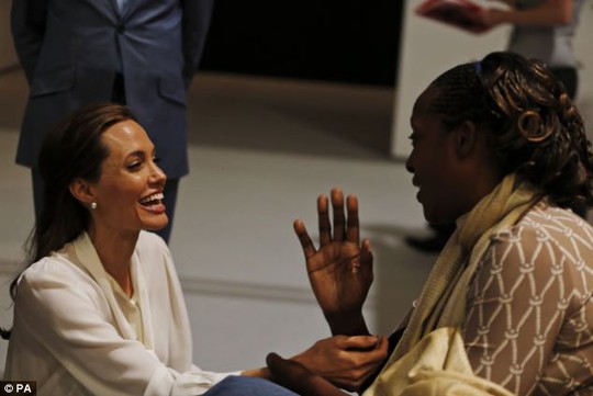 Angelina Jolie rơi nước mắt nghe chuyện hiếp dâm