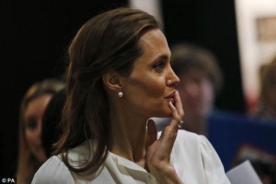 Angelina Jolie rơi nước mắt nghe chuyện hiếp dâm