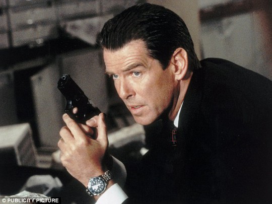 Diễn viên Pierce Brosnan đeo đồng hồ Omega Seamaster trong một bộ phim về điệp viên ames Bond 007. Ảnh: Daily Mail