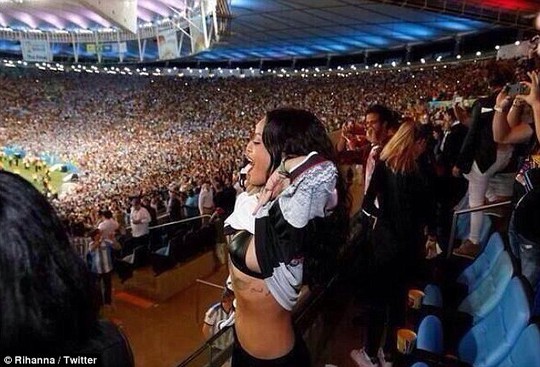Rihanna khoe vòng một mừng Đức chiến thắng