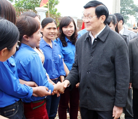 Chủ tịch nước Trương Tấn Sang bắt tay, tham hỏi động viên thanh niên tại Làng thanh niên lập nghiệp Sông Chành.