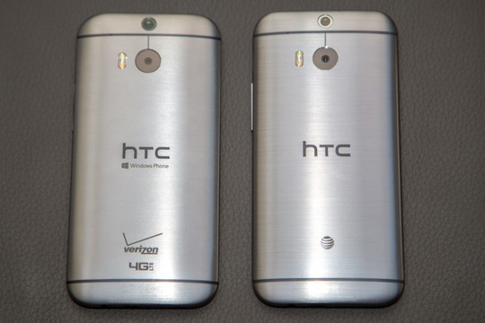 Mặt sau HTC One M8 for Windows bên trái không khác gì bản Android gốc. 