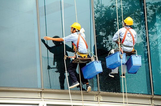 Số lượng doanh nghiệp cung cấp dịch vụ vệ sinh công nghiệp vẫn tiếp tục tăng, báo động tình trạng cạnh tranh sẽ ngày càng khốc liệt hơn. Ảnh: TUỆ DOANH