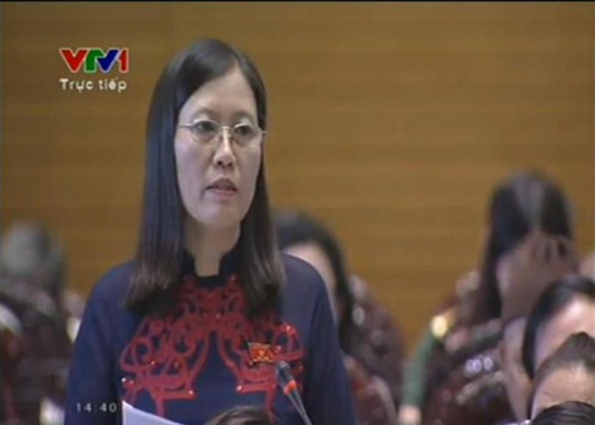 Đại biểu Lê Thị Nga, đoàn Thái Nguyên: Nhiều lần Bộ Tài chính quy lỗi cho Nghị định 84 và nhiều lần hứa sửa Nghị định. Tôi đã kiên nhẫn nhiều lần nhưng việc đề xuất chuyển quyền điều hành giá xăng dầu về Bộ Công Thương càng làm nặng nề hơn tình trạng vừa đá bóng vừa thổi còi