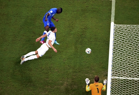 Balotelli ghi bàn ấn định chiến thắng cho Ý