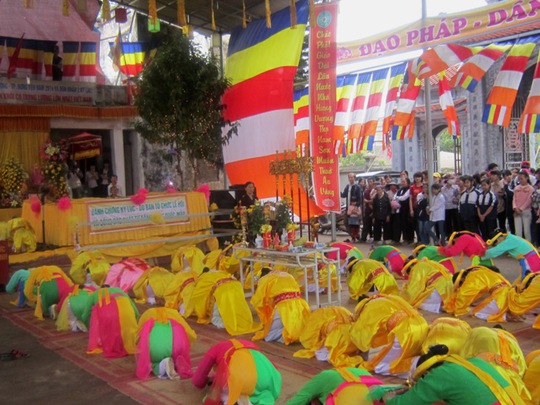 Không chỉ được chiêm ngưỡng chiếc bánh chưng lớn nhất Việt Nam, du khách còn được thưởng thức màn tế lễ dâng hương truyền thống