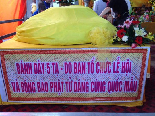 Bánh dày 5 tạ của Ban tổ chức lễ hội và phật tử dâng cúng Mẫu Tổ