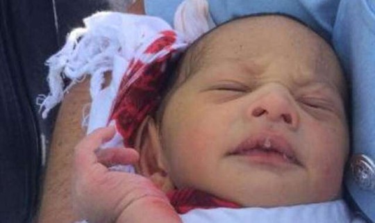 Cứu sống bé sơ sinh bị vứt xuống cống