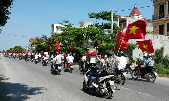 Các thanh niên mang theo cờ Tổ quốc, phản đối Trung Quốc đặt giàn khoan trong vùng biển của Việt Nam