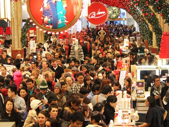 Người Mỹ xếp hàng mua hàng giảm giá dịp Black Friday Ảnh: Businessinsider