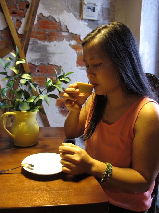 Cà phê nhai luôn ly ở Sài Gòn