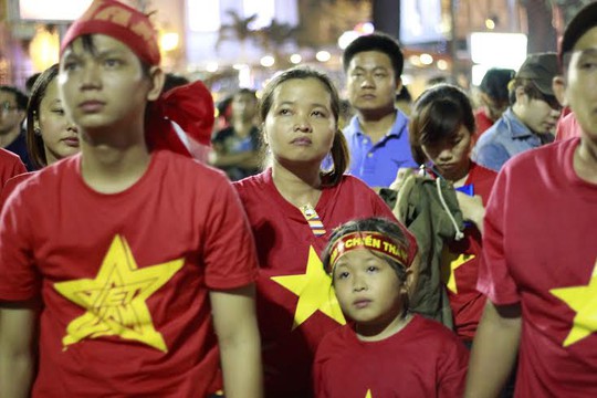 CĐV TP HCM khóc vì đội tuyển Việt Nam