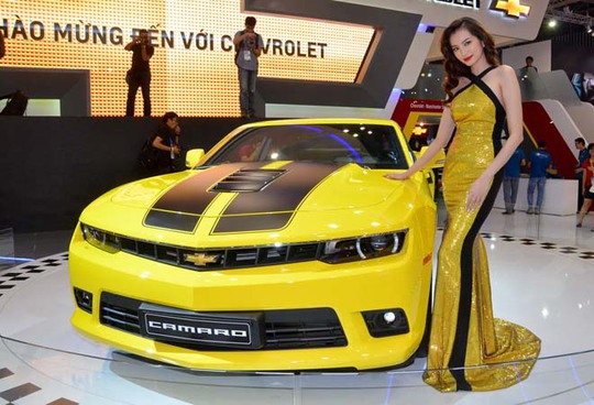 Người mẫu Trương Chi Trúc Diễm và mẫu xe Chevrolet Camaro