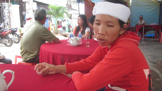Gánh nặng từ đây sẽ oằn trên đôi vai chị Hoàng Thị Dung sau khi chồng chị là anh Ngô Minh Tuấn ra đi mãi mãi