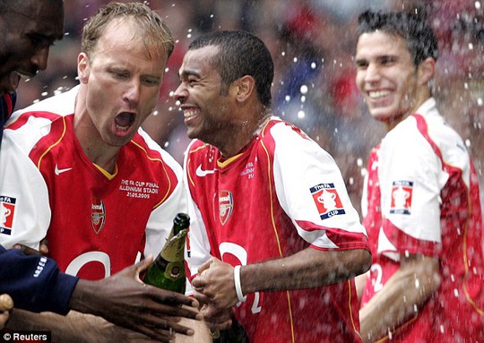 Cole trong một lần vô địch cùng Arsenal