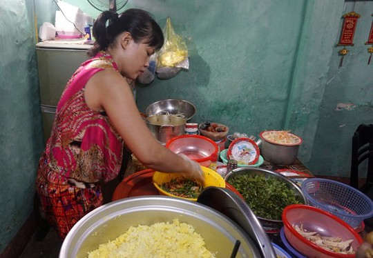 Chị Nhung, con dâu bà Buội cho biết, khác với trước kia, hiện cửa hàng phục vụ cơm gà theo phong cách thưởng thức khác nhau của nhiều đối tượng khách hàng. Ảnh: Diệp Sa.