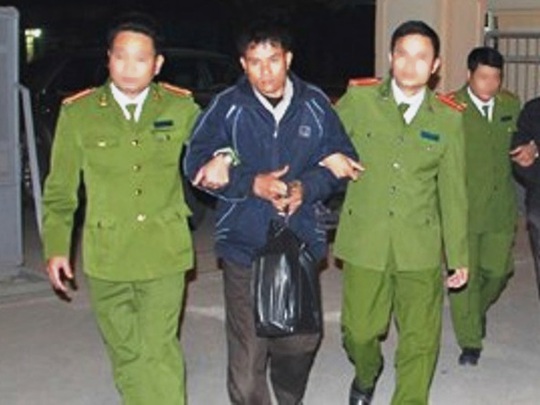 1 trong 2 đối tượng vận chuyển 13 bánh heroin bị lực lượng công an Thanh Hóa bắt giữ cùng tang vật - Ảnh: Cơ quan công an Thanh Hoa cung cấp