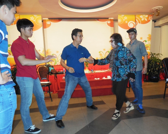NSƯT Diệu Hiền hướng dẫn võ thuật cho các nghệ sĩ trẻ trong chương trình Sân khấu cộng đồng.