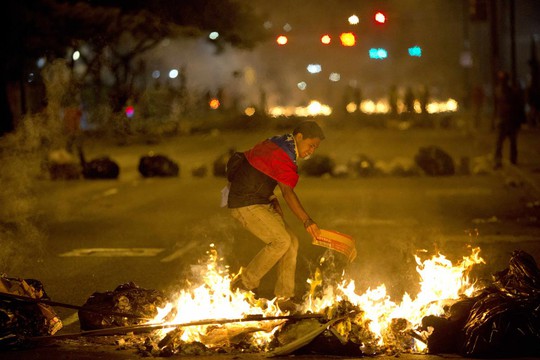 Đây được xem là làn sóng báo lực tồi tệ nhất Venezuela trong 1 thập kỷ qua. Ảnh: AP