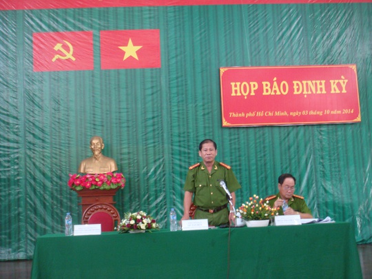 Đại tá Lê Tấn Bửu (người đứng), Giám đốc Cảnh sát PCCC TP HCM, tại buổi họp báo thường kỳ vào chiều 3-10. Đại tá Lê Tấn Bửu (người đứng), Giám đốc Cảnh sát PCCC TP HCM, tại buổi họp báo thường kỳ vào chiều 3-10.