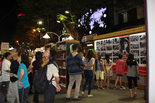 Đông đảo người dân tại khu triển lãm về cố Đại tướng Võ Nguyên giáp