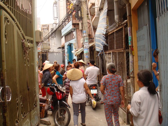 Đến sáng 23-3, rất đông người dân trong hẻm 84 Trần Văn Quang, phường 10, quận Tân Bình – TPHCM, vẫn còn bàn tán việc vợ chồng chị Hồng… phát hiện hơn 5 triệu Yên trong món hàng đồng nát.