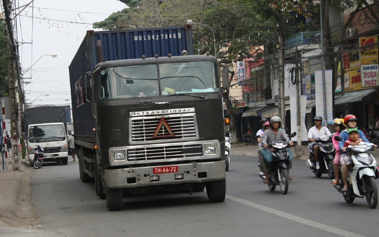 Xe container lưu thông vào đường Lê Thái Tổ