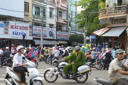 Kẹt xe nghiêm trọng vì... múa lân