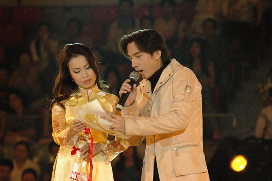 Đan Trường cùng Cẩm Ly trao cúp Mai Vàng cho nghệ sĩ Thanh Thủy